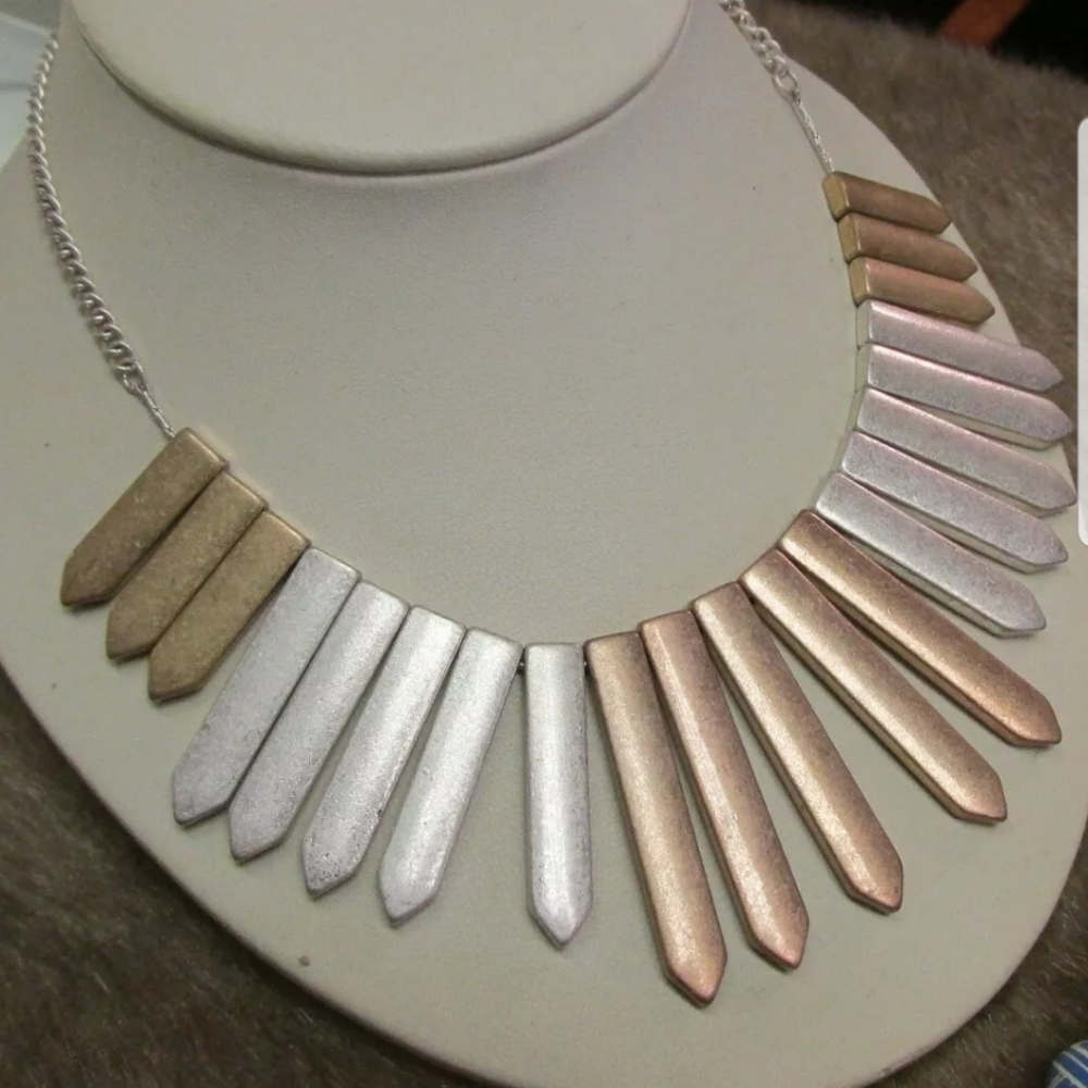 Interesting necklace PM 435 A